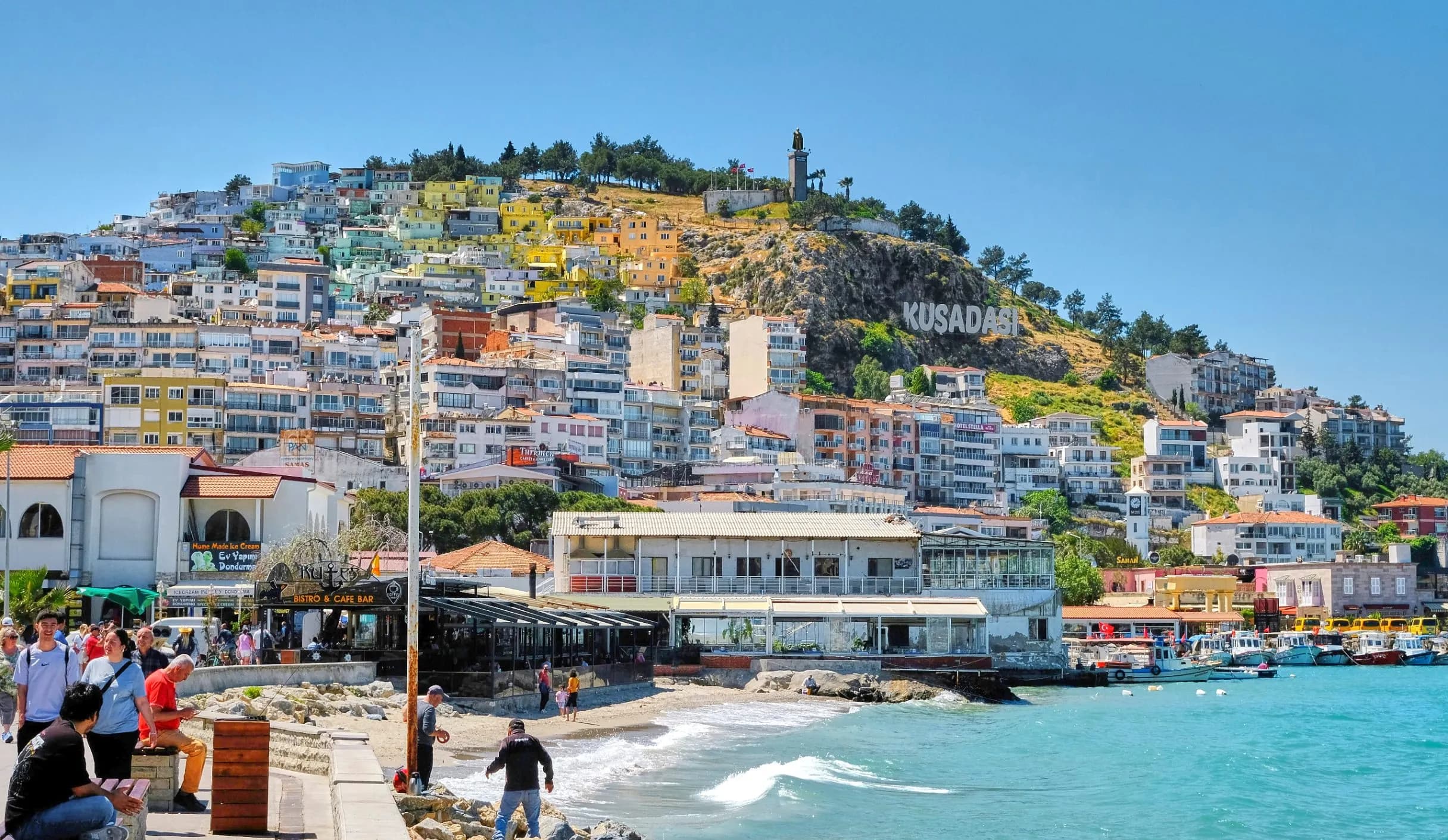 Kuşadası sohilining kruiz kemalari va Kaptar oroli bilan koʻrinishi